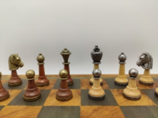 Rozen eiken bord met gegoten stukken